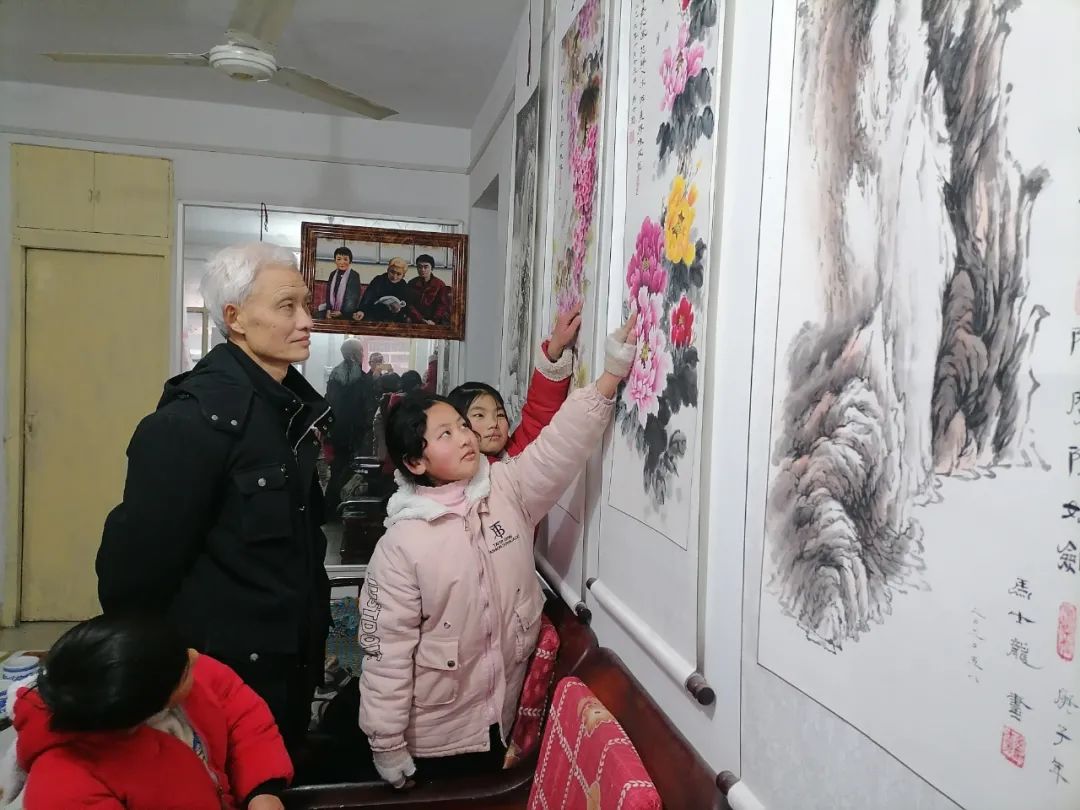 马士龙曹会林读散文《谢先莹二三事》赏国画饮酒品茗祝福友谊长存