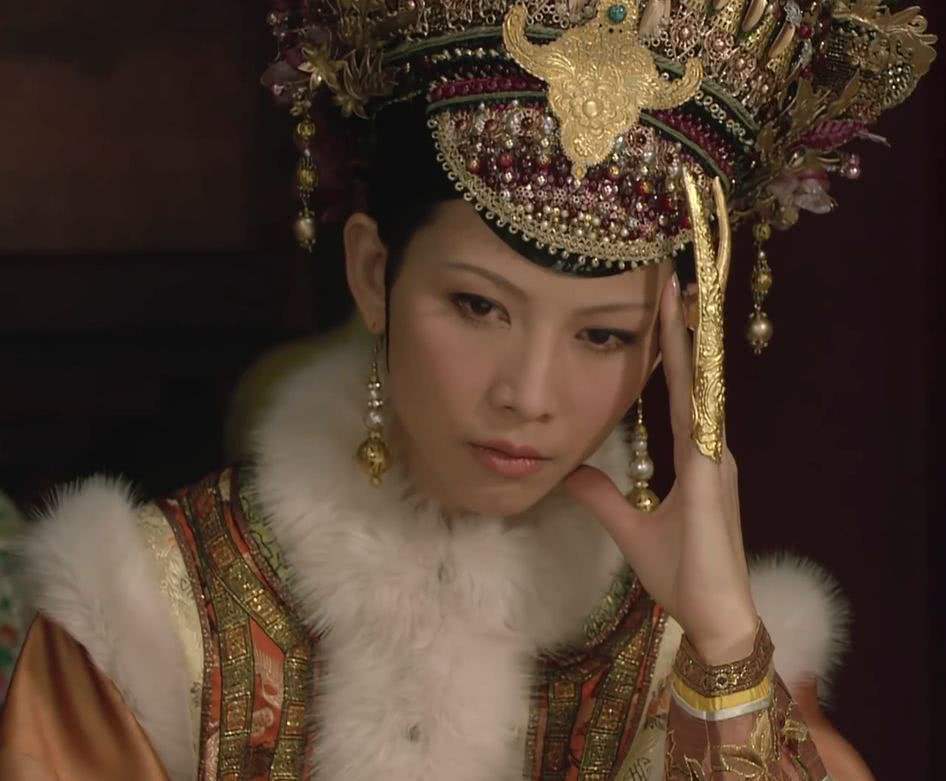 清朝妃嫔日夜佩戴长指甲套,除了方便皇帝,还有什么作用?