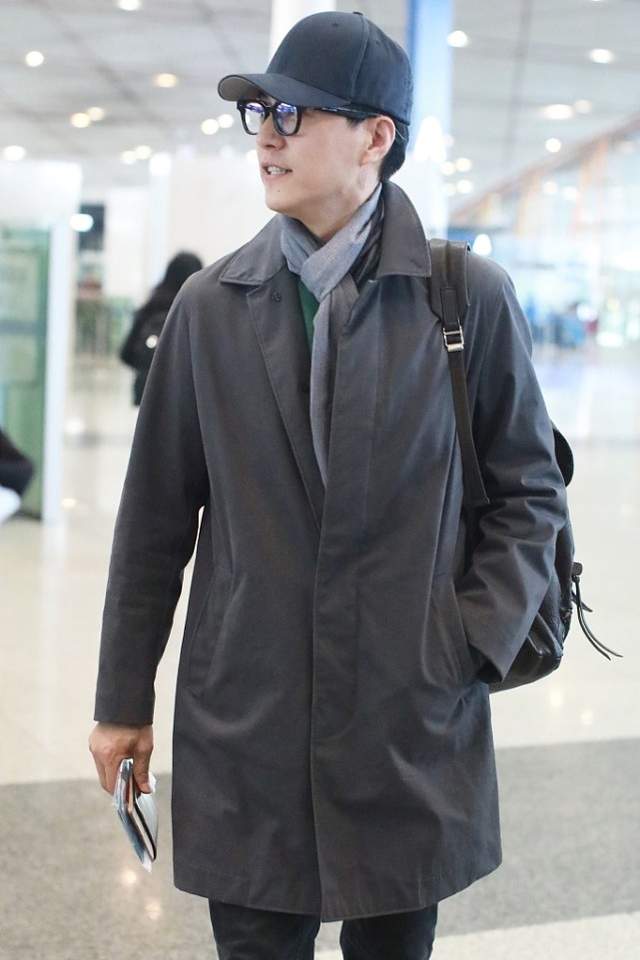 靳东的气质没谁了,穿得跟浴袍一样,也藏不住他的强大气场