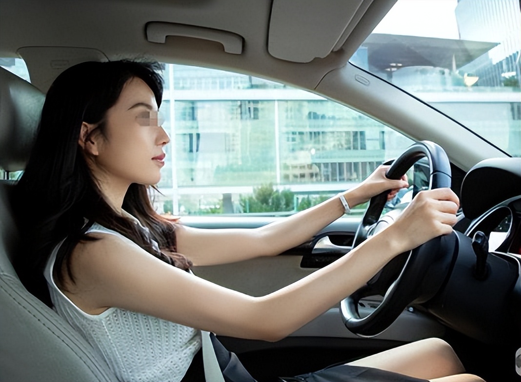 回顾:女司机被抢8万现金,直接开车撞死劫匪,审判结果令人称赞