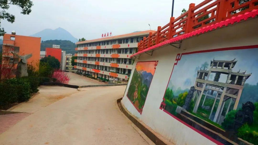 捐资兴校献爱心—泛茶控股为安溪五中捐造"爱国寻韵"油画长廊