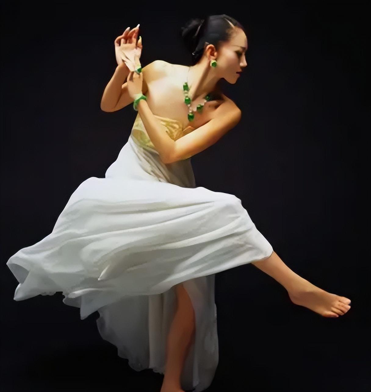 回顾64岁孔雀舞者杨丽萍,留长指甲夹不起一粒米,一年花18万护理