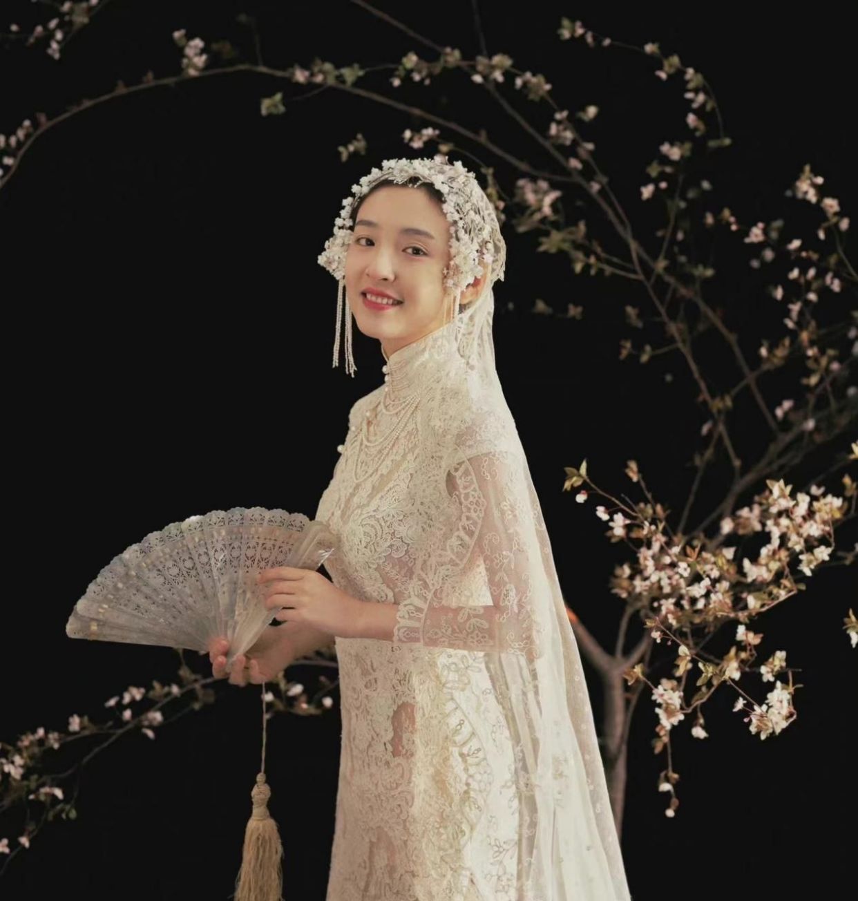 吴倩孕肚照美得出奇!典雅高贵且温柔,像极了从名画中走出的女孩