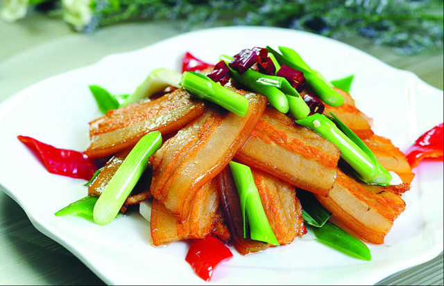 家常盘中餐:百吃不厌青蒜回锅肉家常美味做法