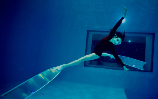 38岁刘芊含晒出潜水照片,没有带任何呼吸设备,肺活量超大