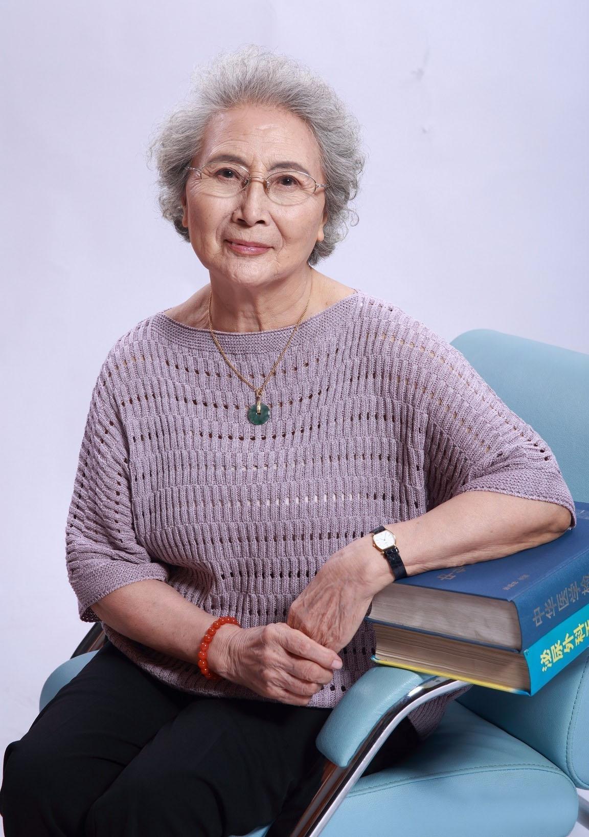 著名演员袁霞:成名背后有坎坷,她是少见的好继女,好儿媳