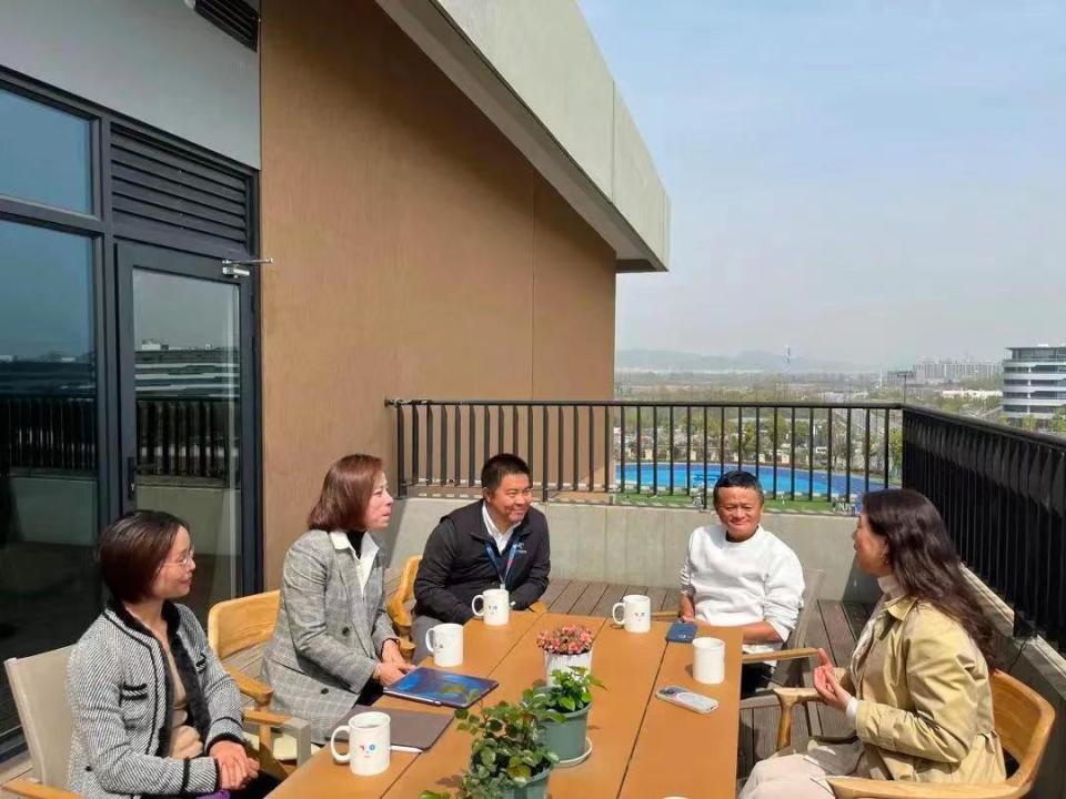 在国内被网友骂成"吸血鬼"的马云,如今在外国倒成了香馍馍