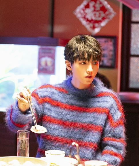 王俊凯低血糖犯了?现身机场走路摇晃,靠在墙上缓解背影苍凉