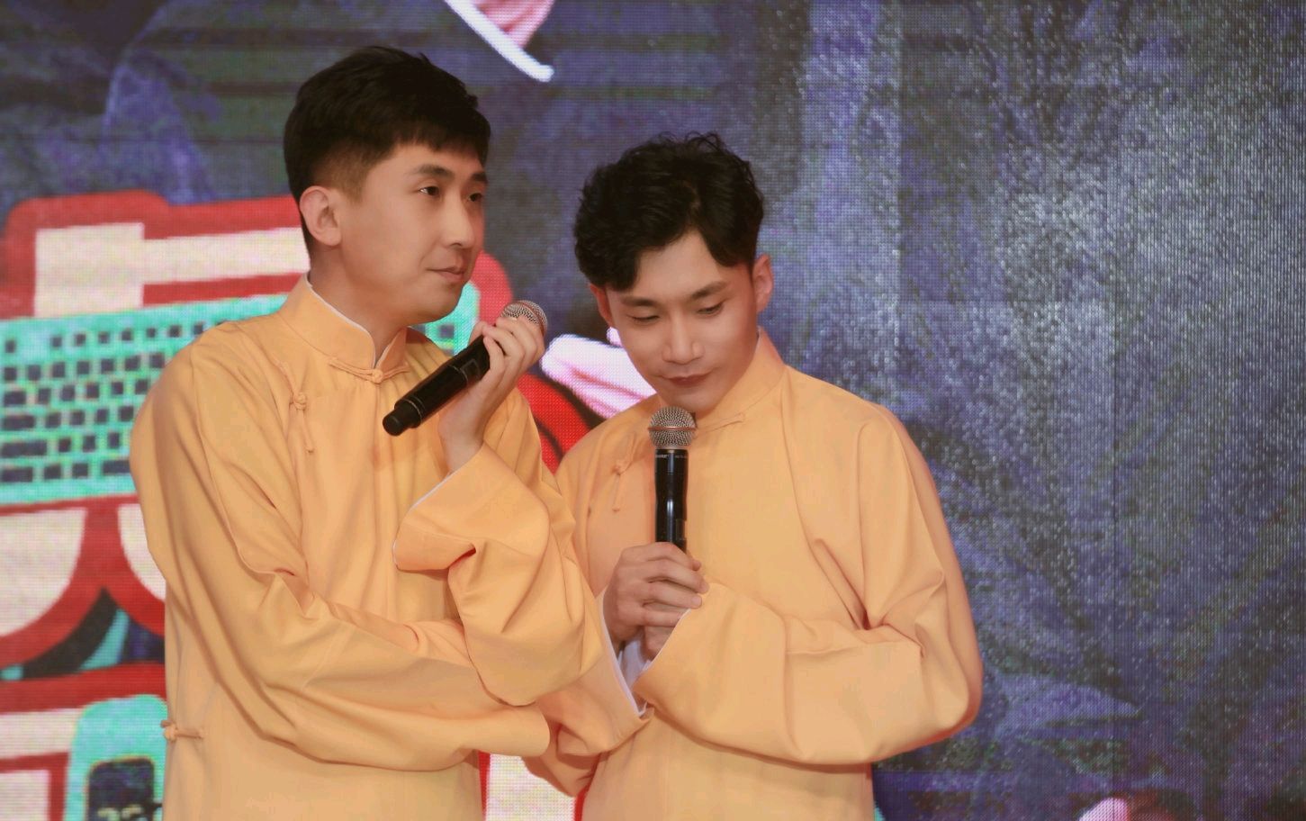 德云社花式俯卧撑接力,当红演员被点名却不参加,刚出名就飘了?