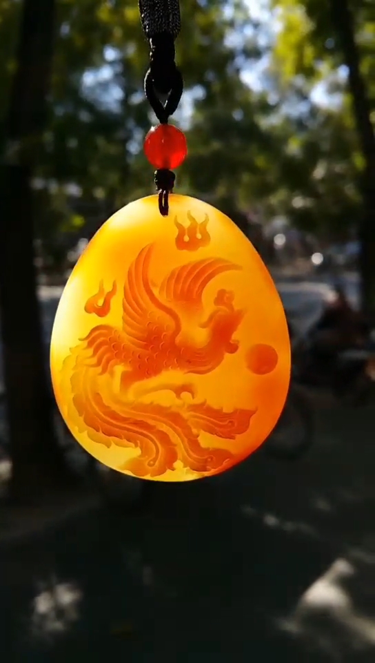 俏色巧雕蜜蜡火凤凰,真的太美了-度小视