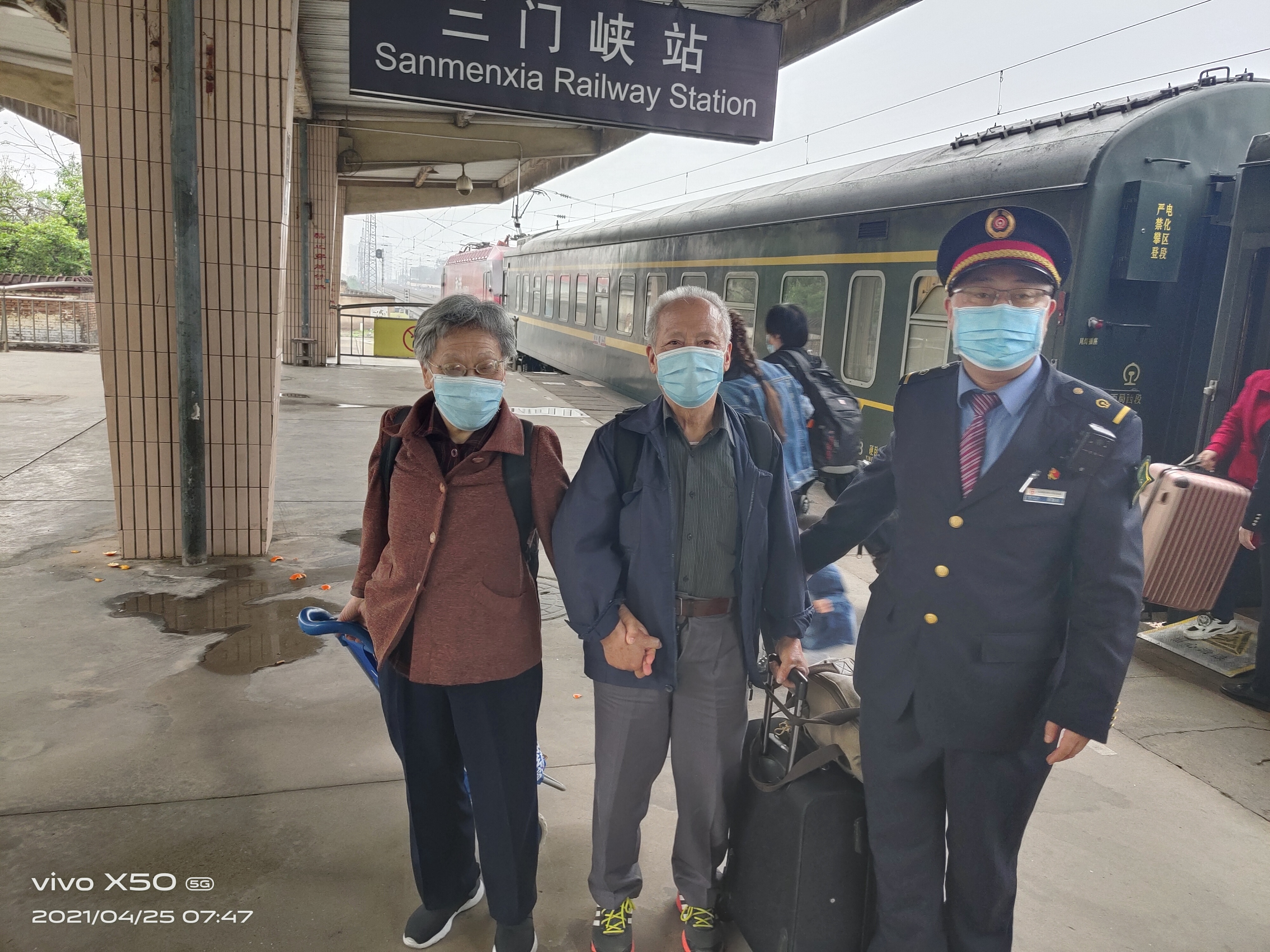 急旅客之所急,k560次列车工作人员周到服务暖人心