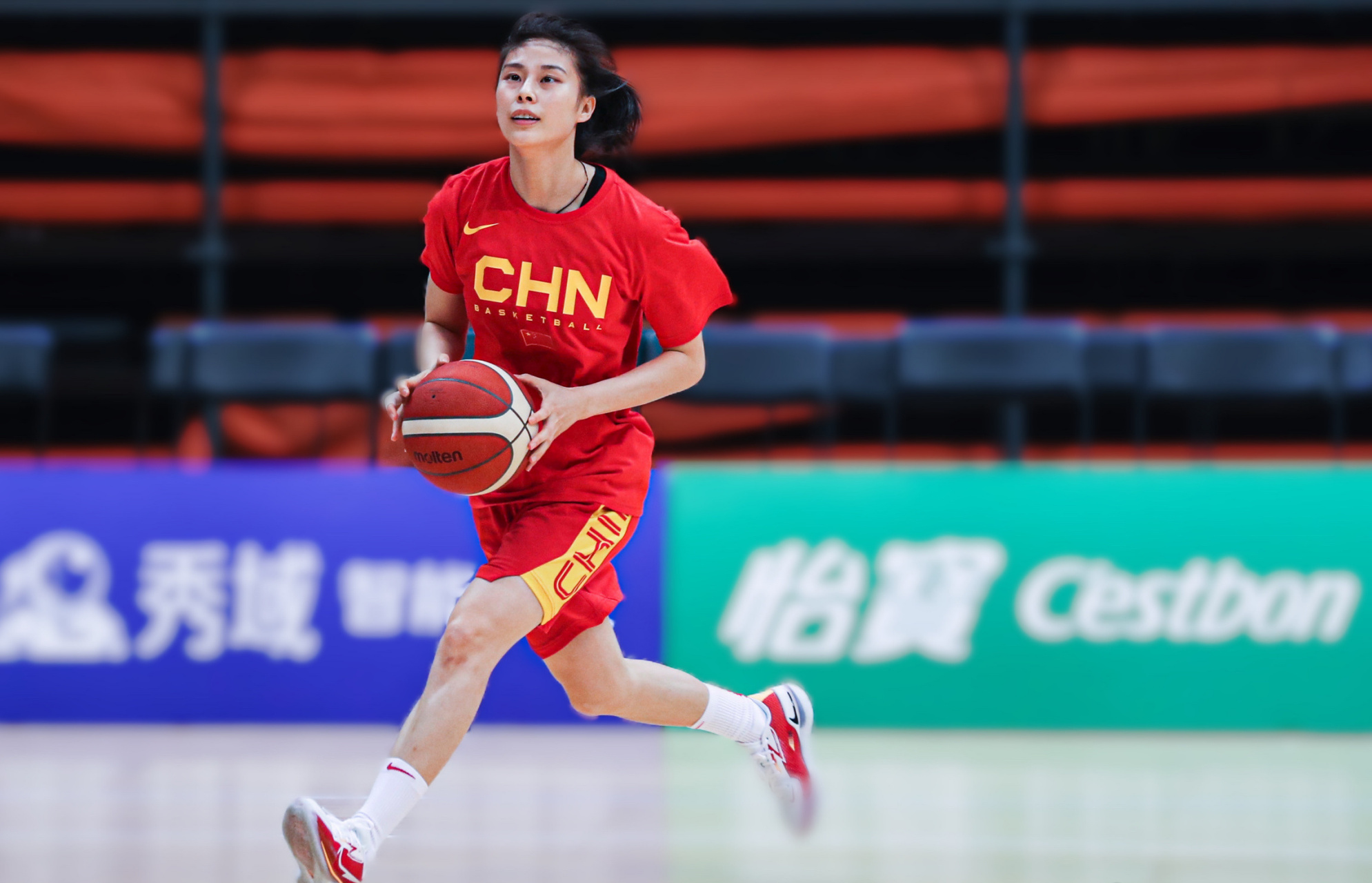 王思雨,作为女篮的佳丽球员,她拥有175cm的挺拔身材,60kg的匀称体重
