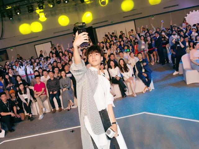 王俊凯晒出和粉丝合照,从台上到台下,每一张都是双向奔赴的印记