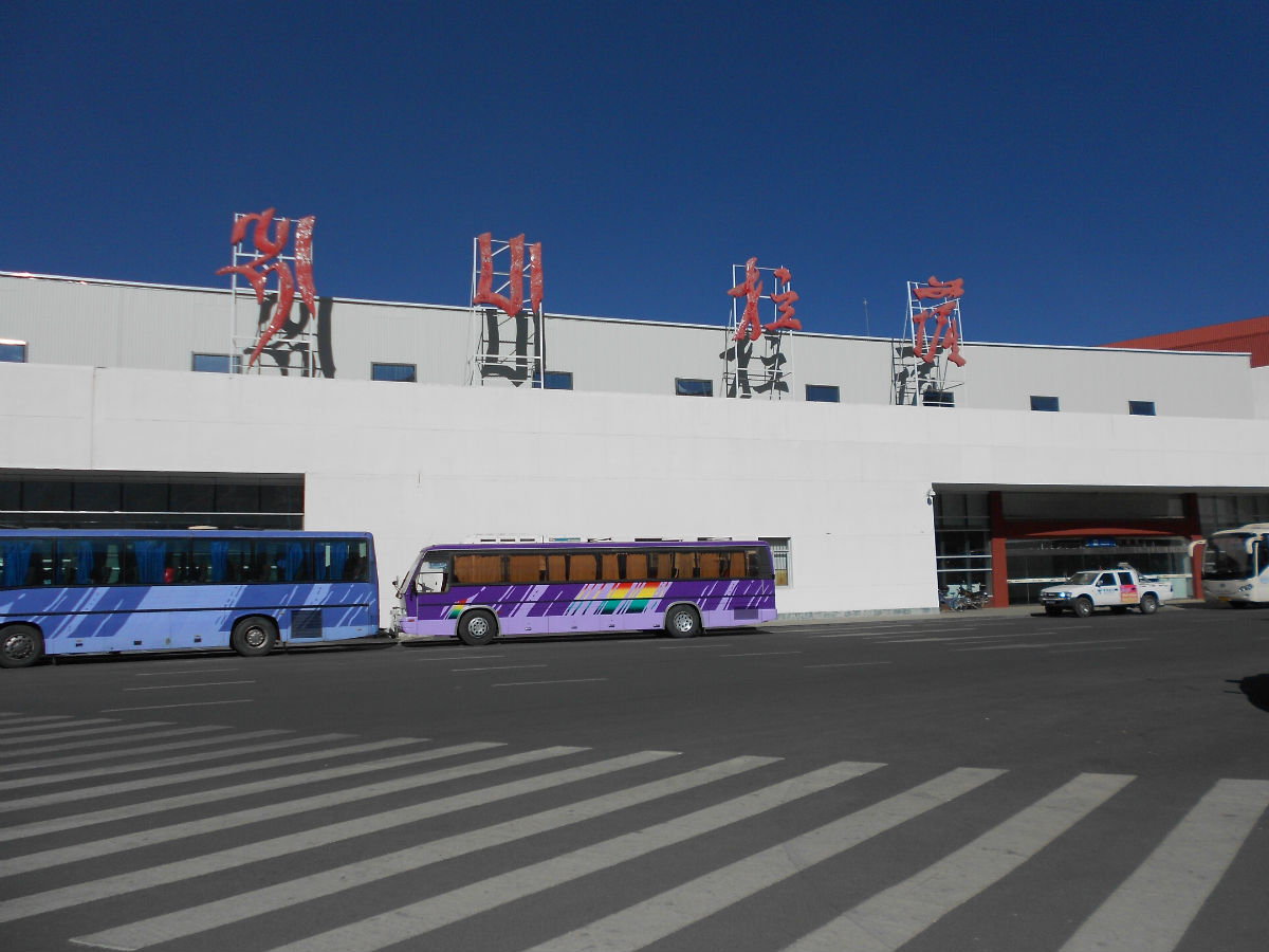 拉萨拥有一座4e级军民合用国际机场,航线96条,通航城市48个