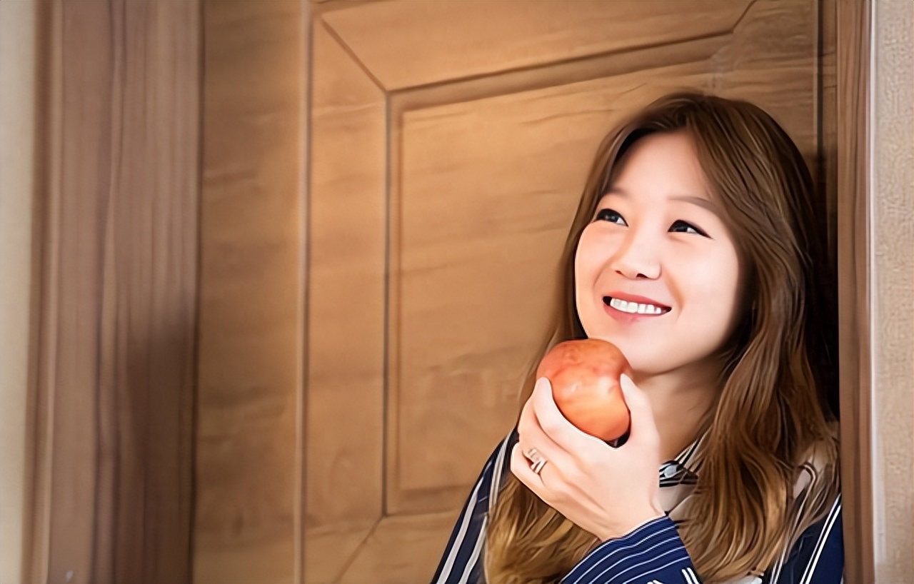 王岩是一名高中语文老师,由于她性格开朗活泼,深得同事和学生的喜欢