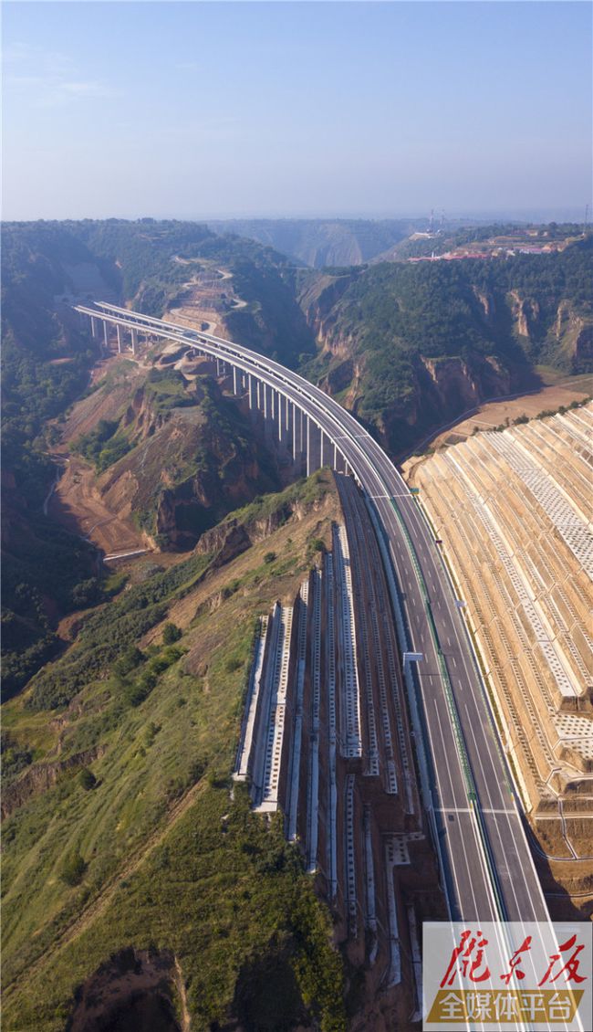         甜永高速罗川古城收费站.