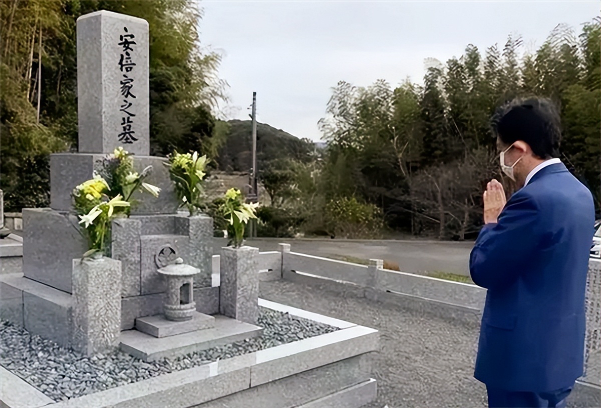 安倍晋三是日本人,为什么他的墓碑要用我们中国的汉字雕刻?