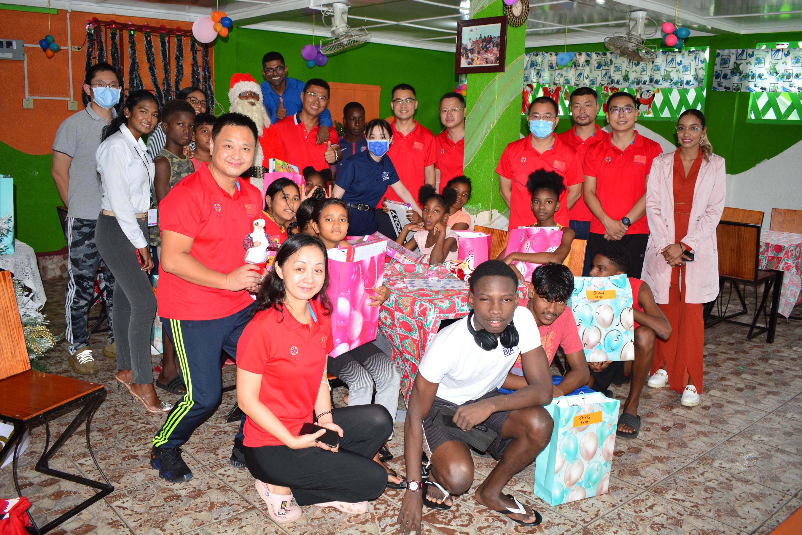 中国医疗队走进圭亚那养老院和孤儿院进行圣诞慰问