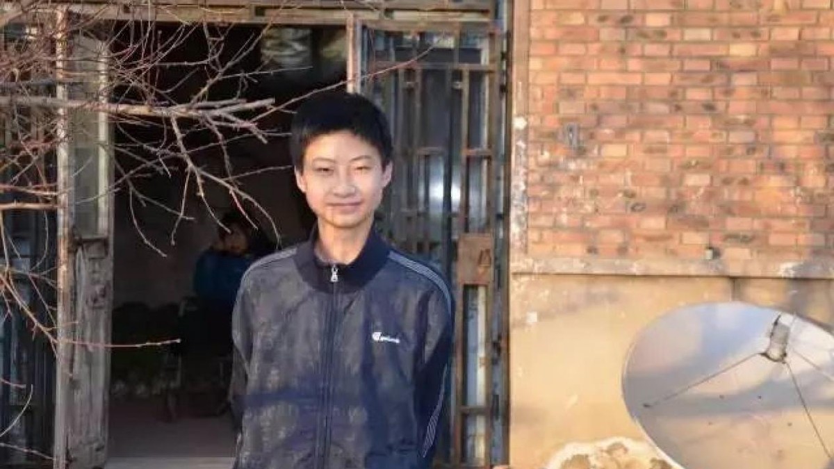 寒门贵子庞众望:父母残疾,靠捡菜叶维持生活,744分考上清华!