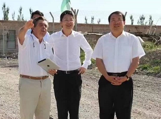 "宁夏红"集团董事长张金山与"说谈访事"创始人王石有建立关系