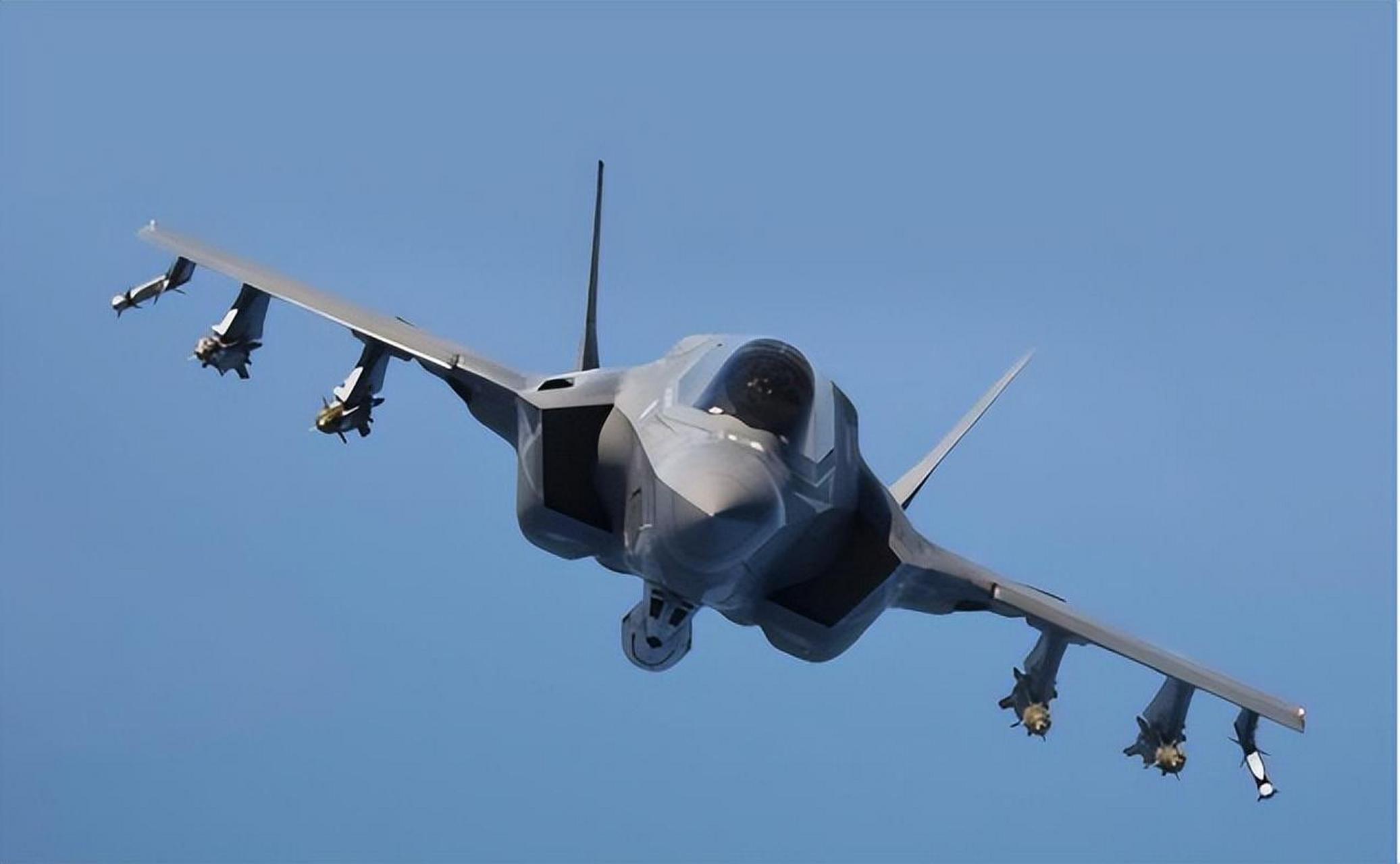 首先,让我们聚焦于歼-31战斗机的外观设计.