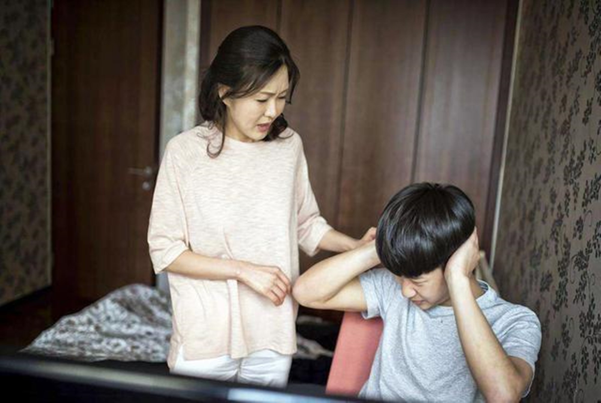50岁妈妈和儿子争吵