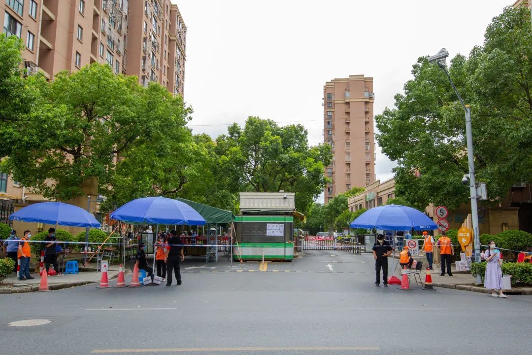 心圆西苑小区被列为中风险地区,记者直击封闭管理现场!