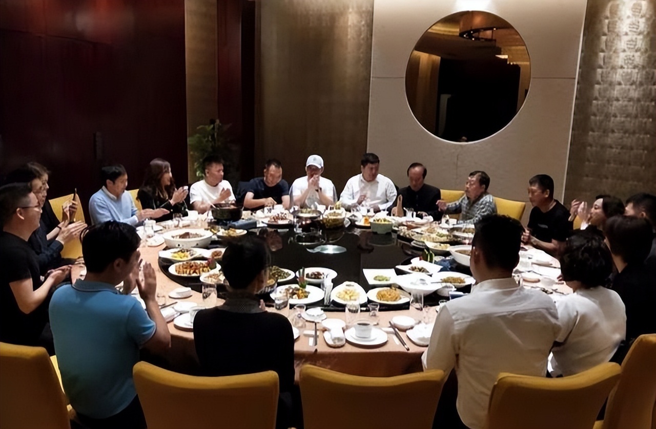 喝白酒时,总有人会在一边放一杯水或者饮料,这是怎么回事呢?