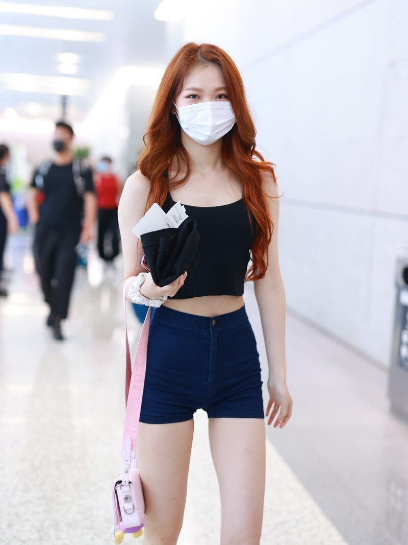 周梓倩穿搭黑色露脐吊带,搭配牛仔短裤,清新可人邻家少女风