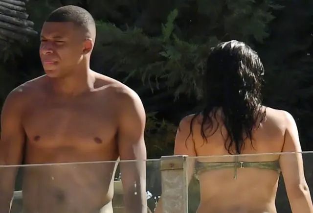 姆巴佩新恋情曝光,女友近乎赤身身材傲人,网友:姆总女友1年1换