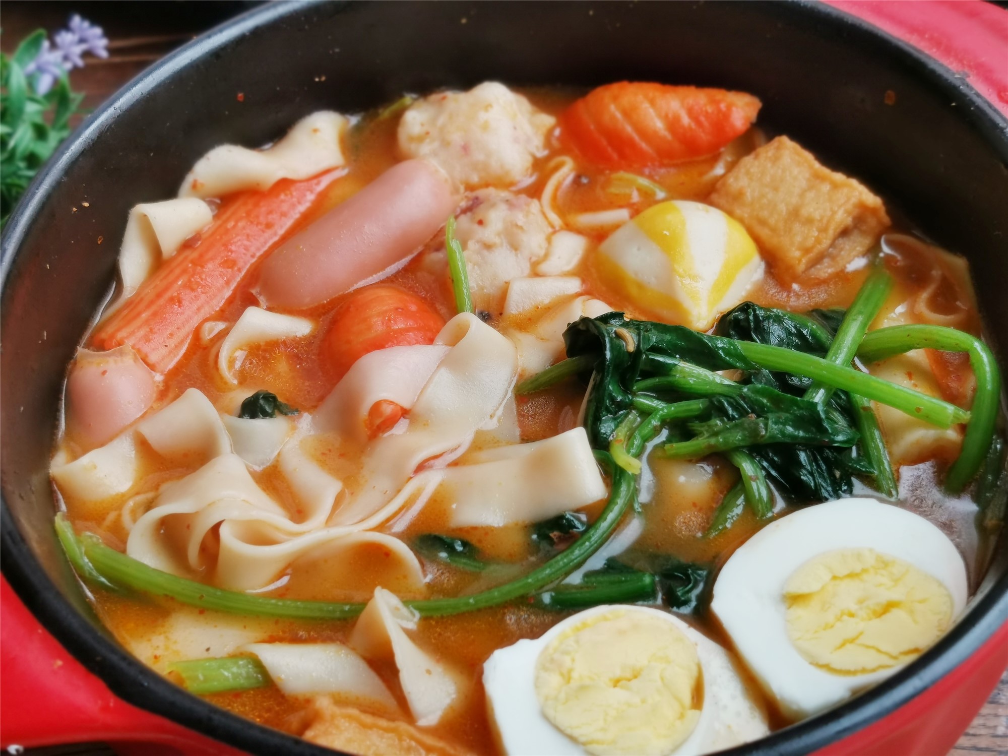 天冷了,做一锅麻辣火锅面条,荤素搭配,香辣过瘾,浑身热乎乎的