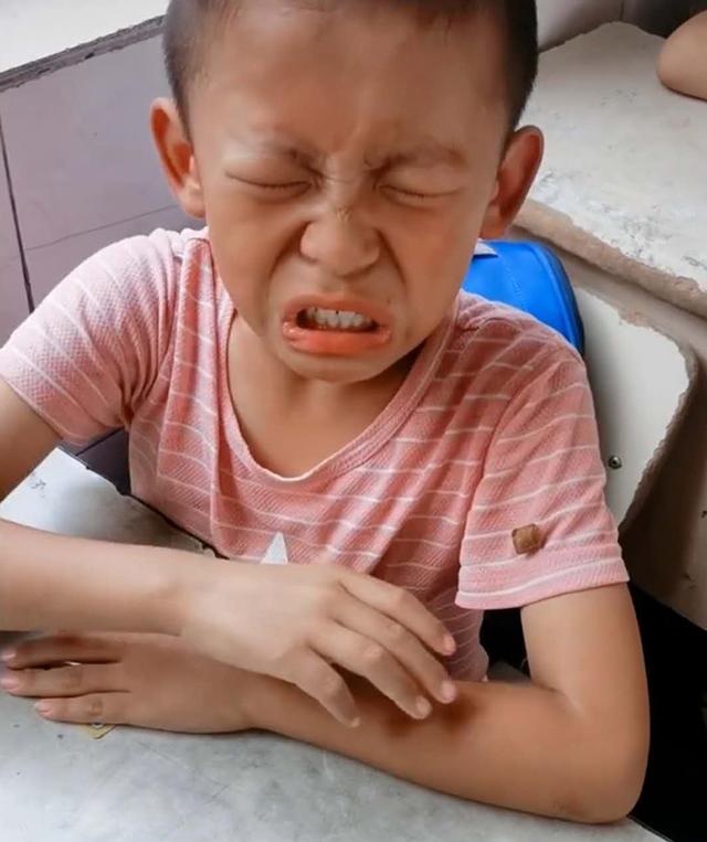 小男孩被女同桌强迫分享动画卡片,委屈到不能说话,老师无法淡定