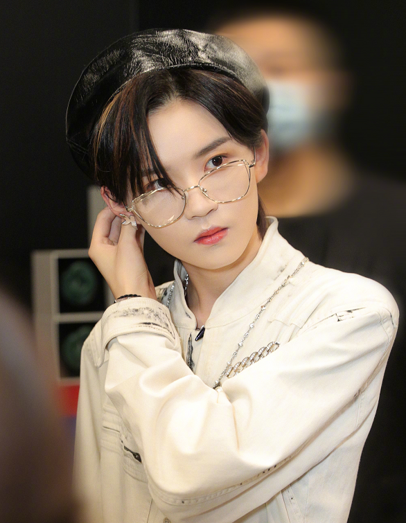 刘雨昕陆柯燃都是中性风,原相机下同框,终于明白前者为何成c位