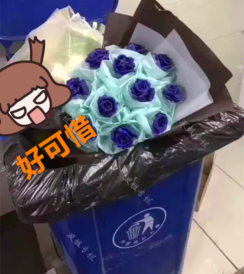 情人节垃圾桶鲜花爆满,网友感慨:活了这么久,连垃圾桶都比不上