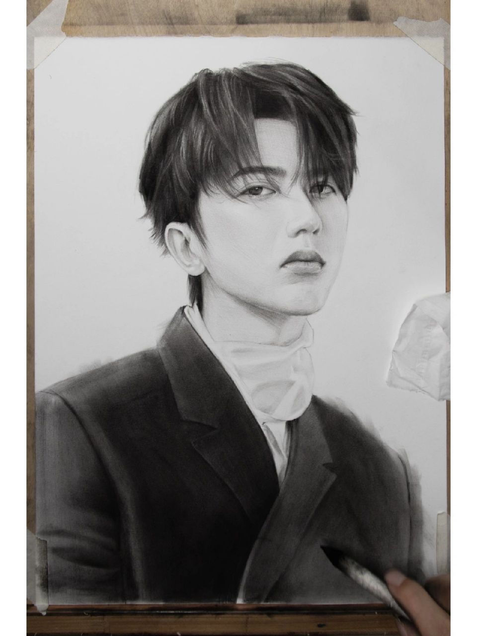 蔡徐坤素描全过程详细教程 材料:炭笔 碳粉 纸擦笔 橡皮泥 橡皮笔