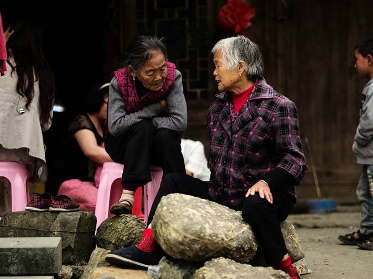 农村的村口为何每天都可以坐满人?他们聚集在一起聊些什么?