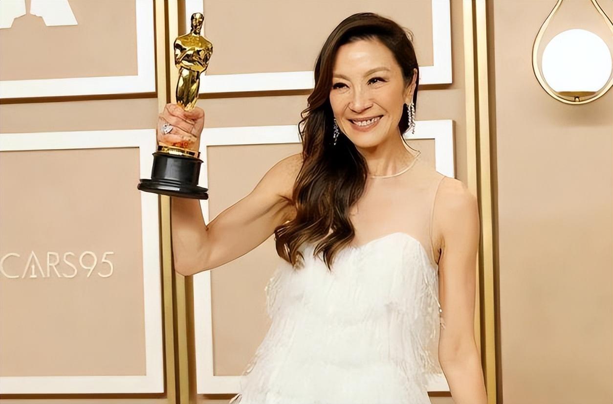 事实证明61岁拿下人文学博士的杨紫琼已活成了内娱的标杆