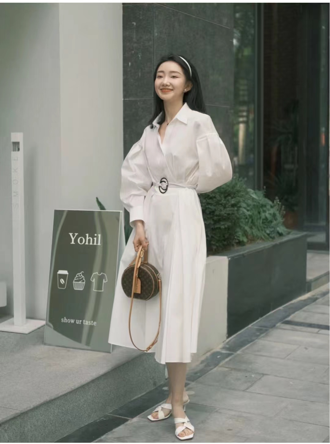 白色衬衫裙配什么鞋子和包包好看