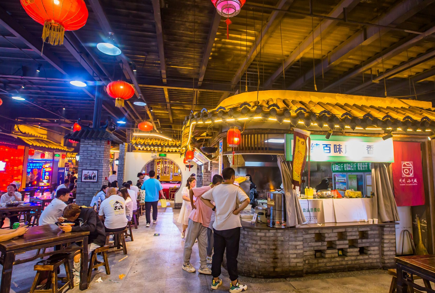 甘肃定西岷州小吃街,彰显地域特色和风土人情,吸引众多游客前来