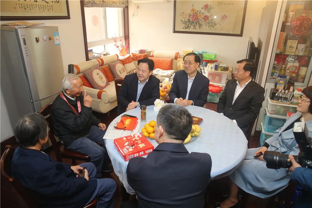 市领导看望慰问市中院抗美援朝志愿军老战士张锁龙同志