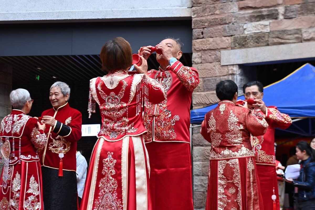 为了庆祝这个特殊的日子,举办一场盛大的"金婚"集体婚礼