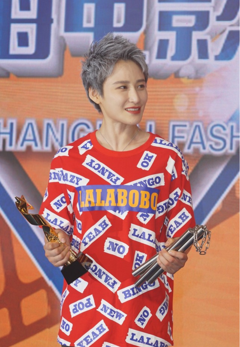 求蒋璐霞把短发焊头上吧,就算弄着杀马特的发型,也仍然招人喜欢