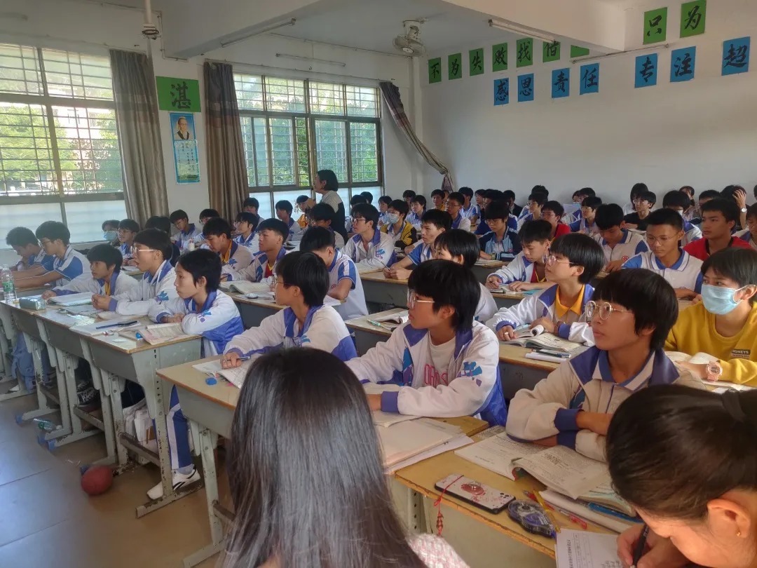 广州市培英中学潘勇校长带队赴雷州市杨家初级中学对口帮扶