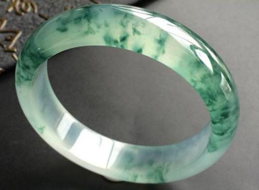 假翡翠手镯是什么材料做的?