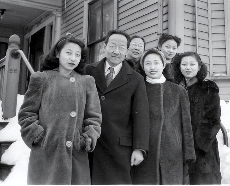 1981年92岁的杨步伟去世,丈夫赵元任痛哭流涕:我再也没有家回了