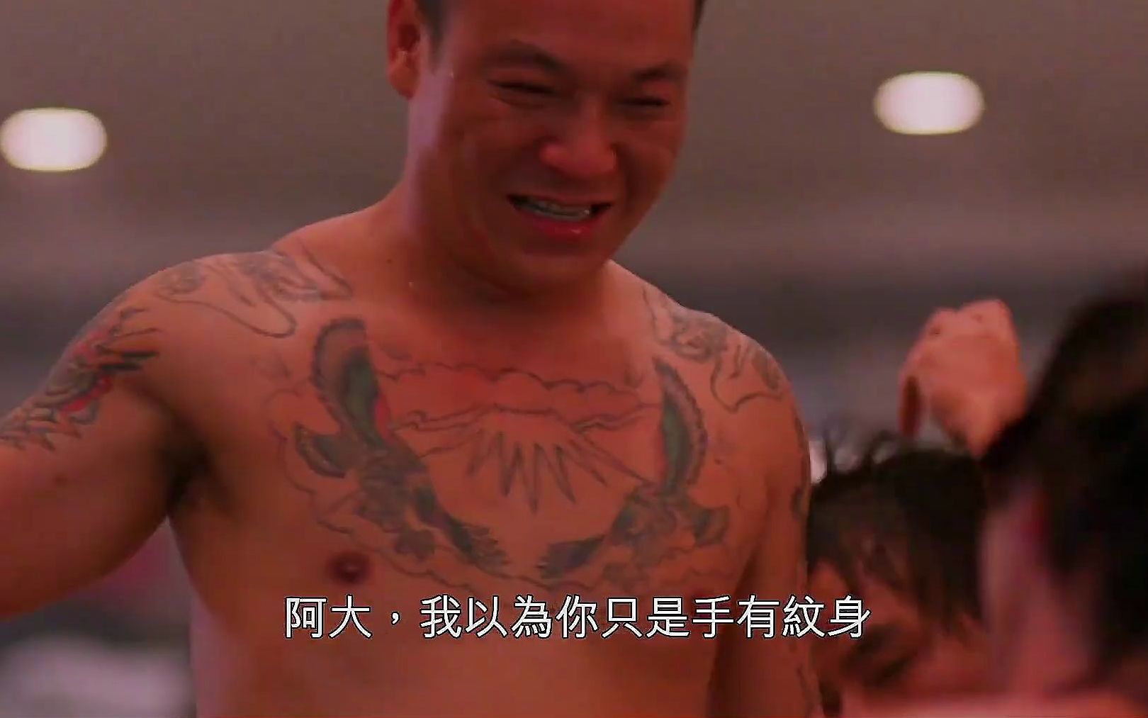 当年纹身帅小伙,如今工厂不让进,网友都吵翻了