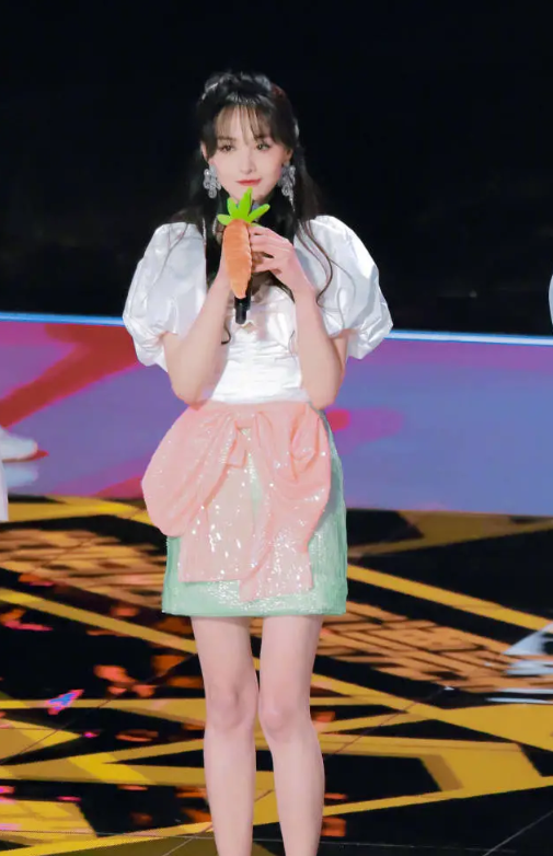 郑爽到底有多瘦?看她穿上"糖果纸"短裙,这双腿我酸了