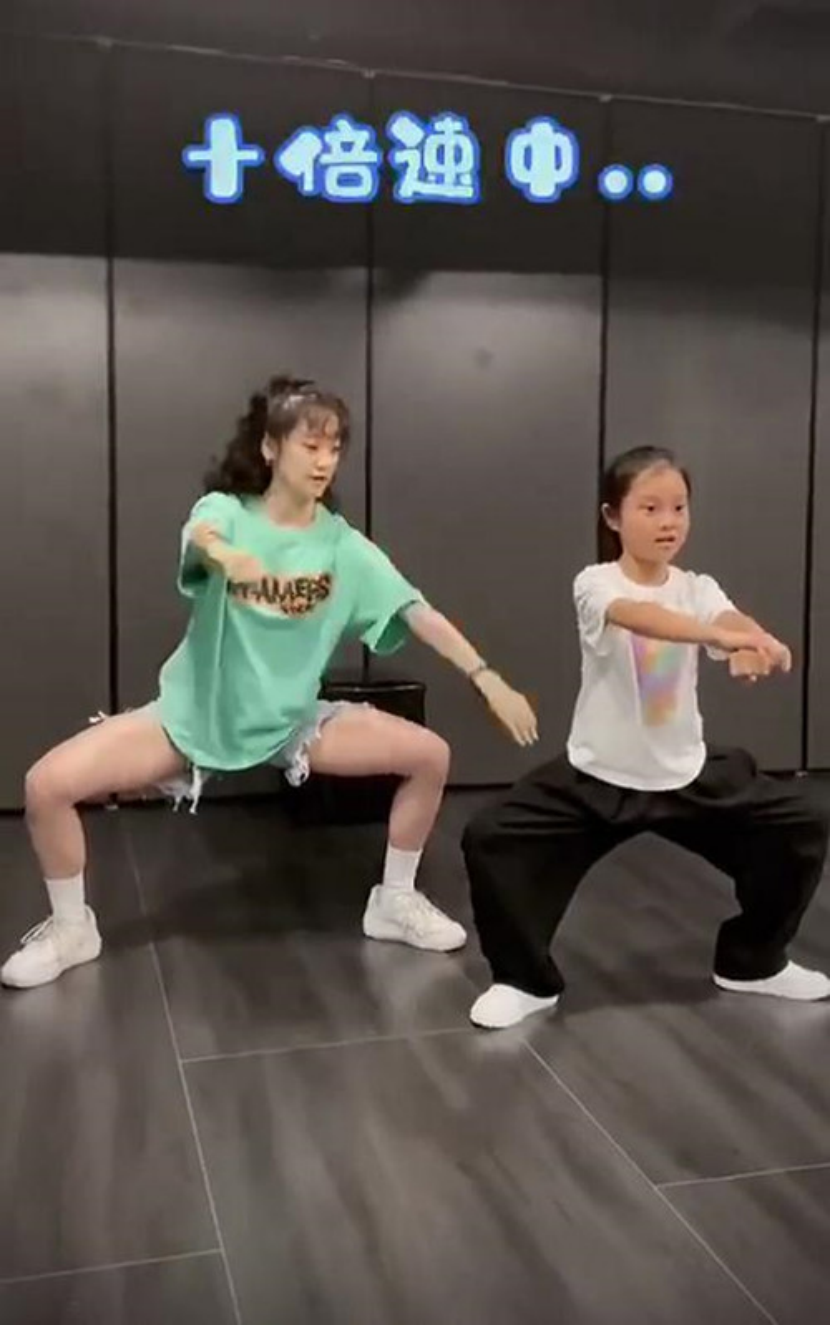 甜馨练习扎马步,宽松衣服配滑板鞋态度认真,痛苦到面部抽搐