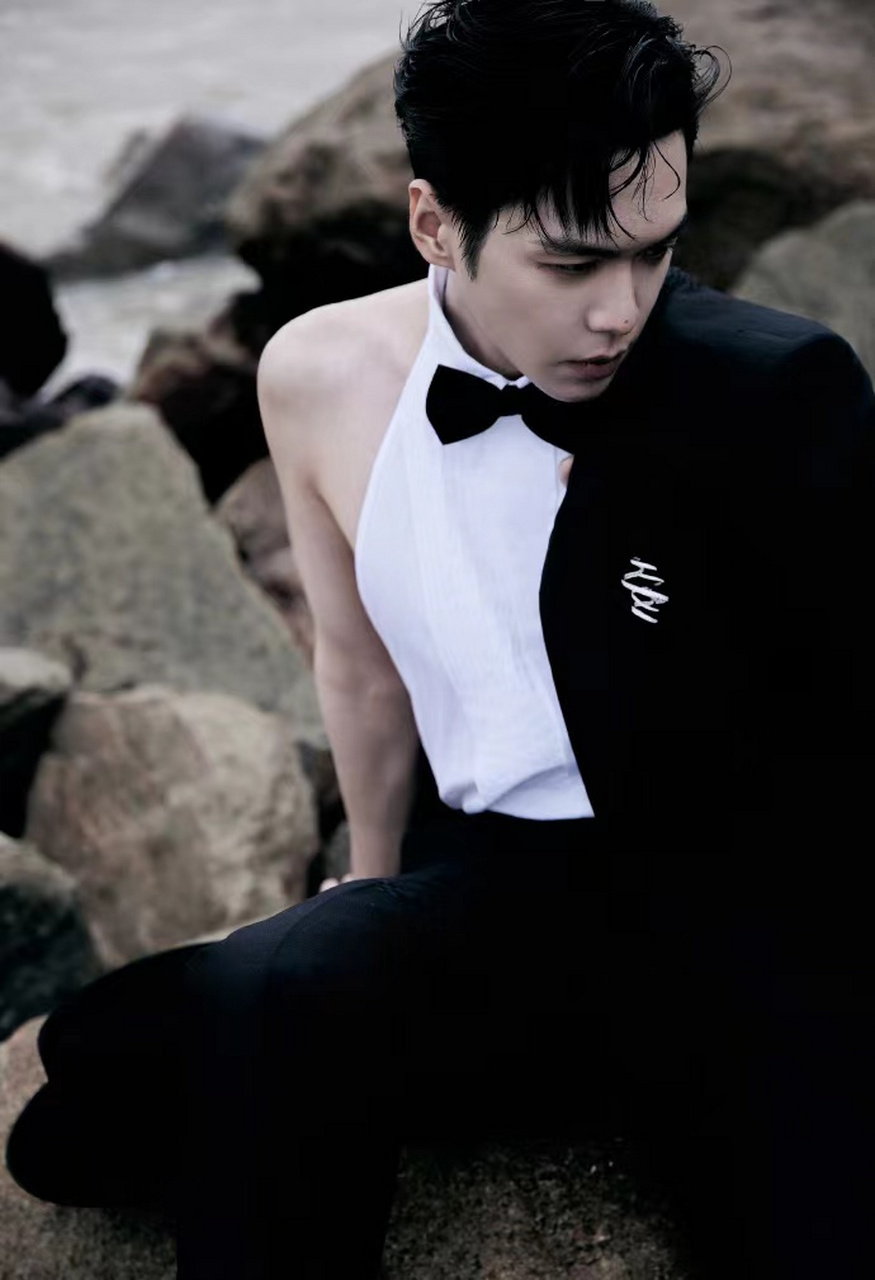 [原文:张若昀海边大片引热议:男.