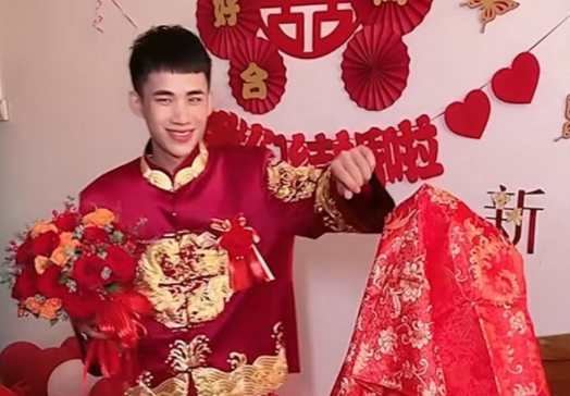 网红陈三废带货遭惹非议,近期直播疯狂砸钱,网友:洗白新手段!